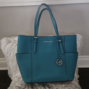 Barely worn Michael Kors Turquoise  purse beautiful